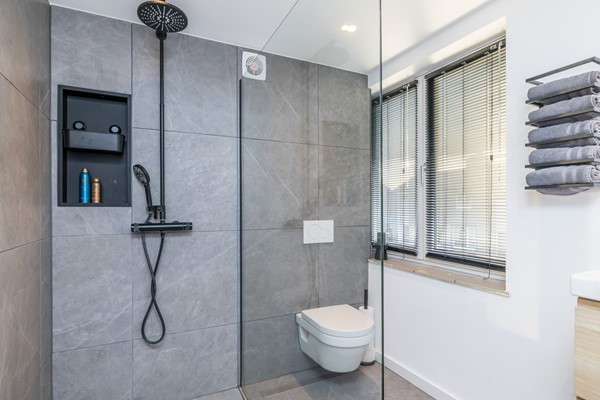 Foto - Te koop: Instapklare gemoderniseerde geschakelde 2 onder 1 kap woning met aanbouw, 3 slaapkamers, garage en een tuin in Voerendaal